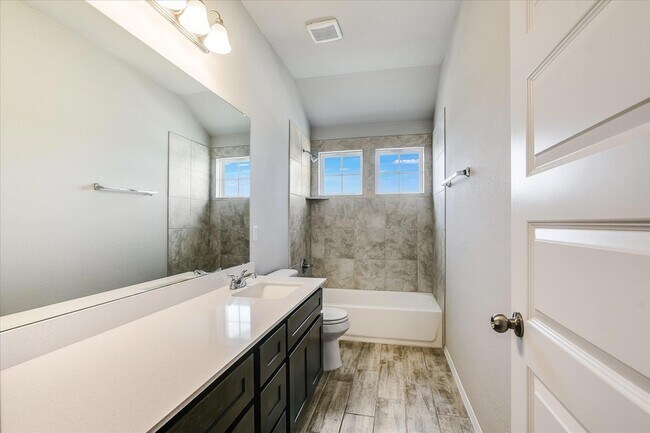 Building Photo - 204 Crescent St