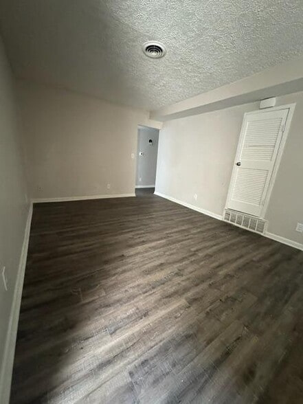 Building Photo - 2032 Catalpa Dr.