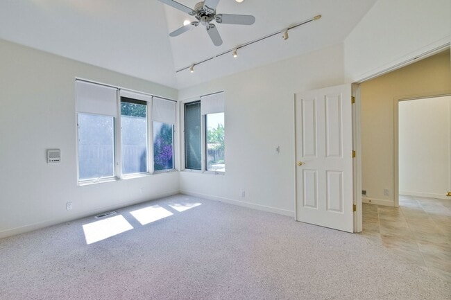 Building Photo - Large 3,767 sqft home on a 10,000 sqft lot- 2 bed located on 1st floor w/ separate entrance - Top...