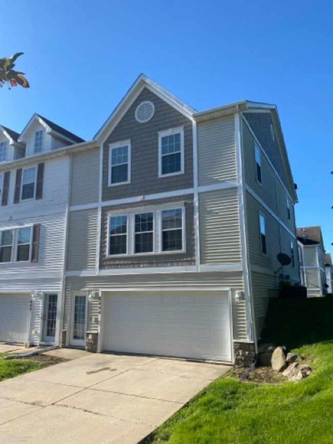 Building Photo - 3044 SW Sharmin Ln