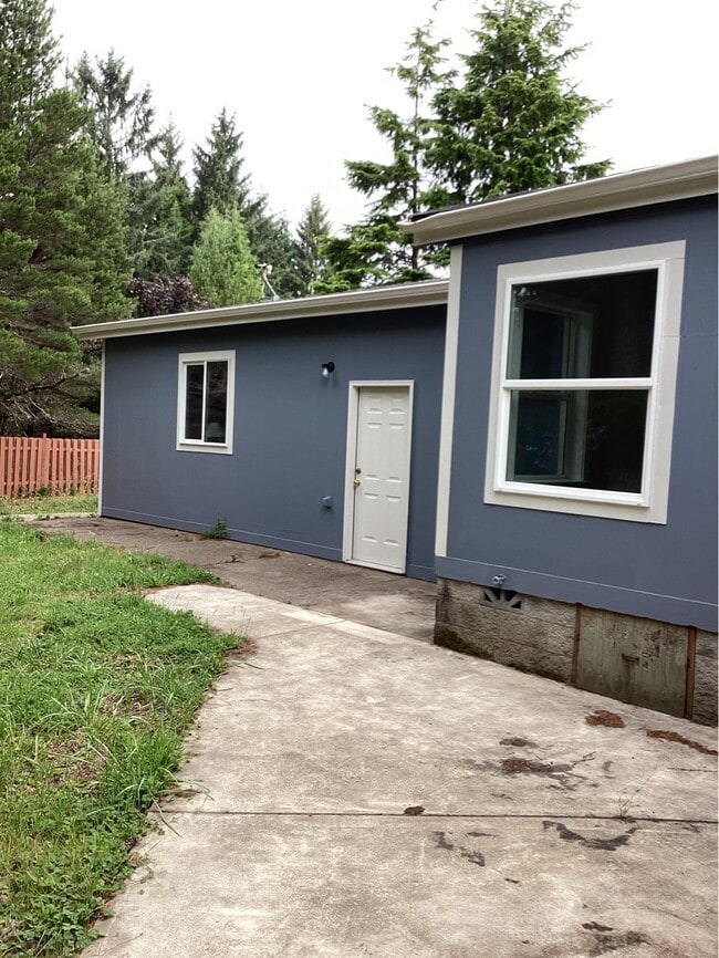 Building Photo - 330 SW Newton Dr