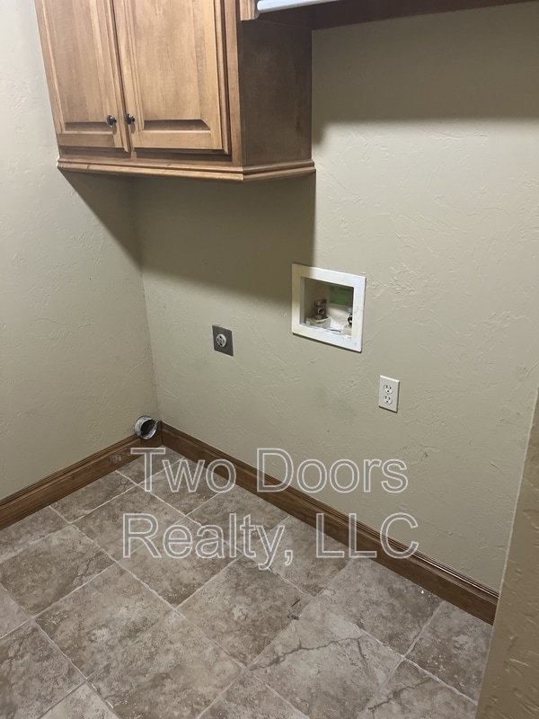 Building Photo - 13123 Red Oak Dr