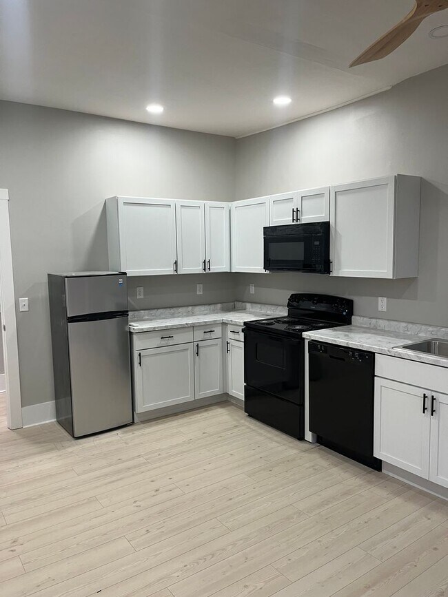Building Photo - Beautifully Renovated 1 Bed 1 Bath