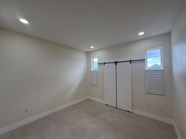 Building Photo - 1550 Center Rd