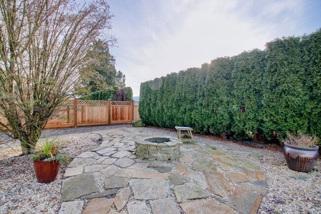 Building Photo - 3 Bedroom, 2 Bathroom House, Available Now!!!