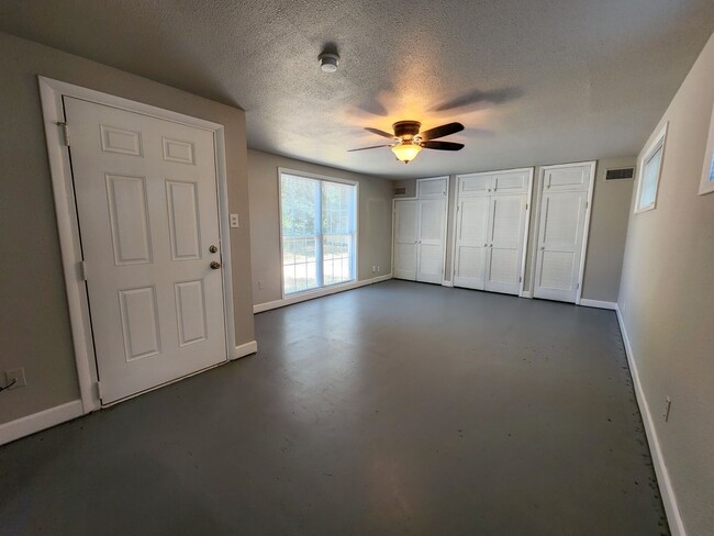 Building Photo - 3 Bedroom 2 Bath brick home in Shawnee