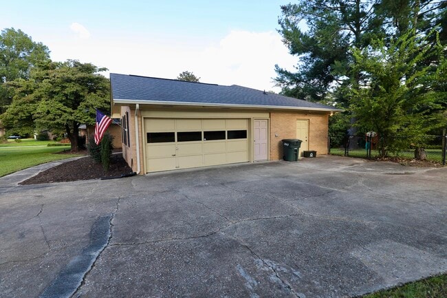 Building Photo - 549 Pringle Dr