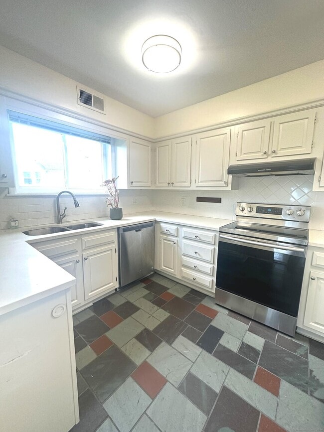 Building Photo - 141 Davis Ave