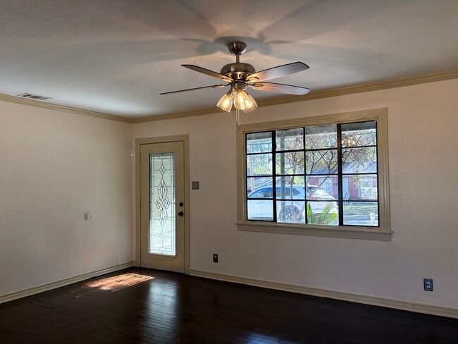 Building Photo - Beautiful 4 bedroom/ 2 bath home with Central Air&Heat