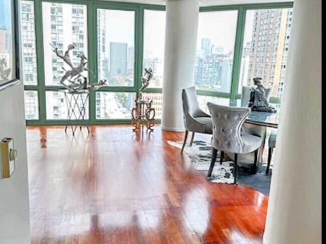 Building Photo - 111 W Maple St