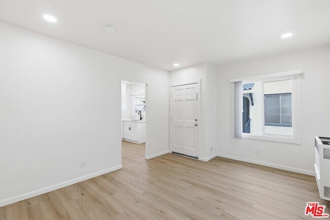 Building Photo - 580 W 15th St