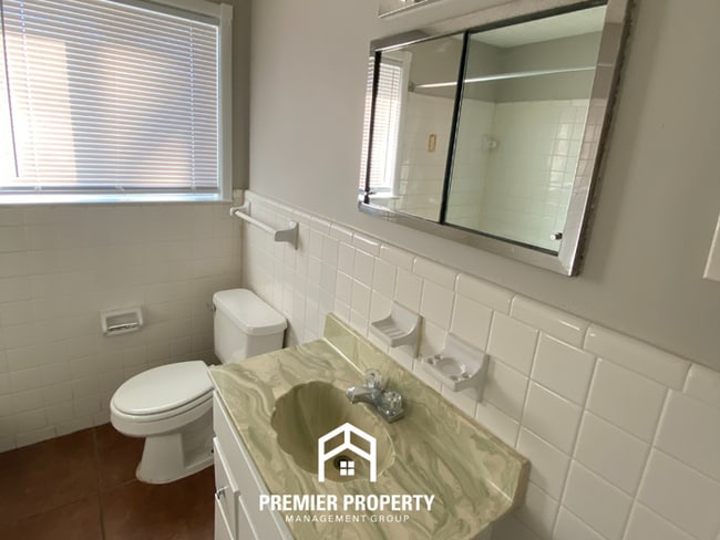 Building Photo - Spacious 4BR/2BA Memphis Home with Den, Fireplace & 2-Car Garage