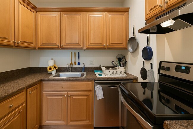 Building Photo - 390 Riverway