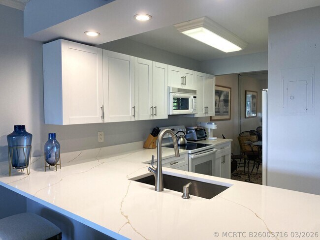 Building Photo - 14 Royal Palm Way