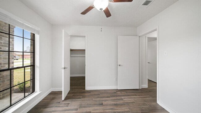 Building Photo - 2121 Aberdeen Dr