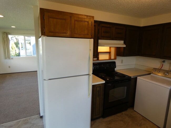 Building Photo - Tastefully Maintained Charmer