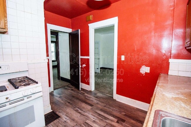 Building Photo - 9711 Parmelee Ave