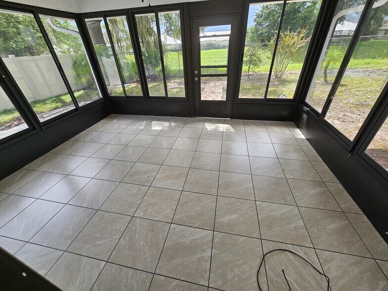 Building Photo - 3370 NE 42nd Pl