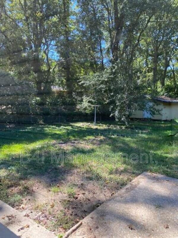 Building Photo - 255 Robert E Lee Dr