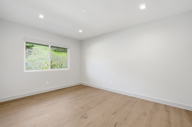 Building Photo - 5527 Burning Tree Dr