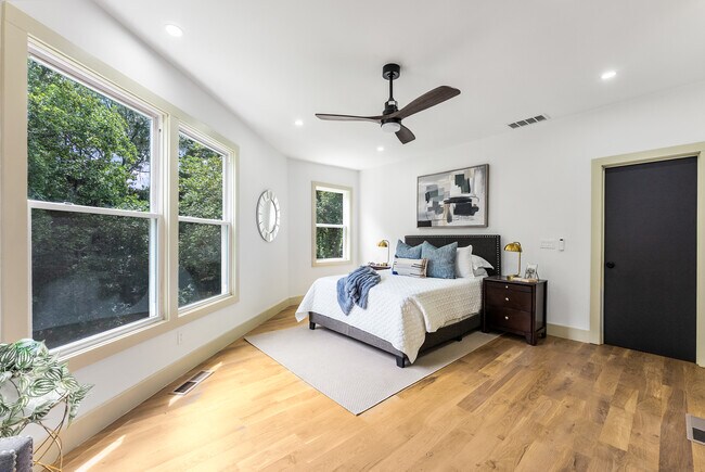 Building Photo - 335 Eureka Dr NE