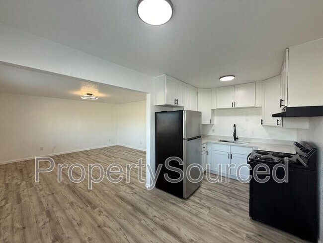 Building Photo - 911 E H St