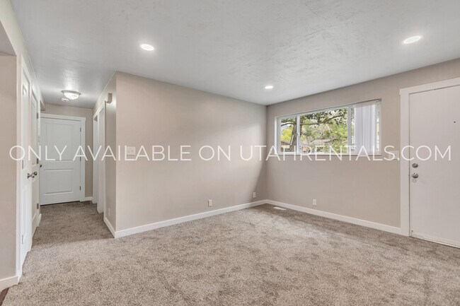 Building Photo - 689 N 100 W