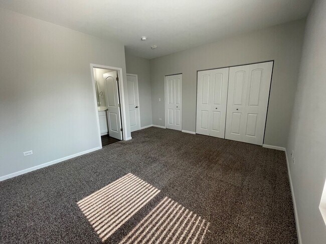 Building Photo - 853 E Main St Unit 3F