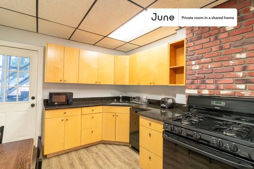 Building Photo - Private bedroom in 3 bed/1 bath Home