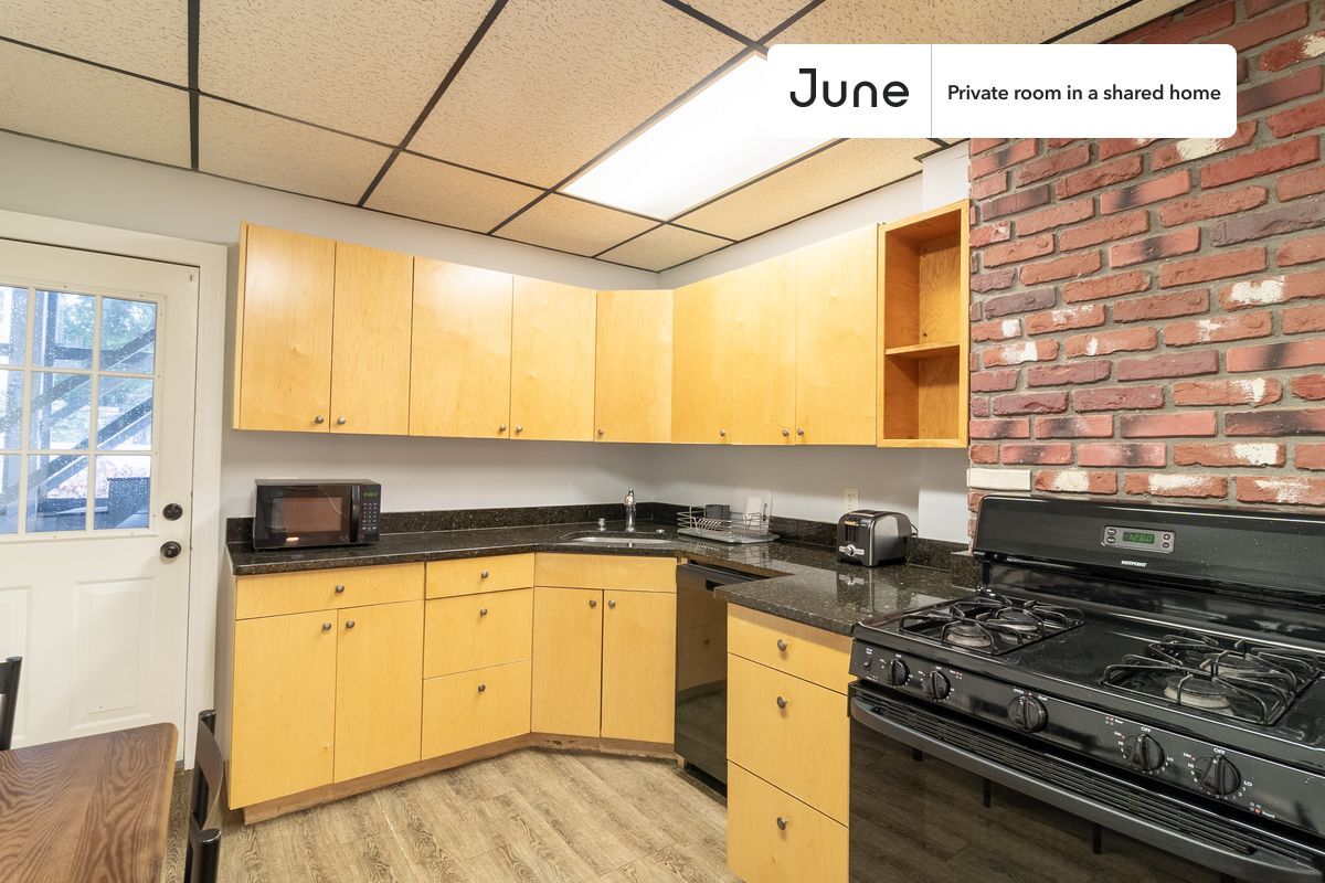 Building Photo - Room in Shared 3 bed/1 bath home