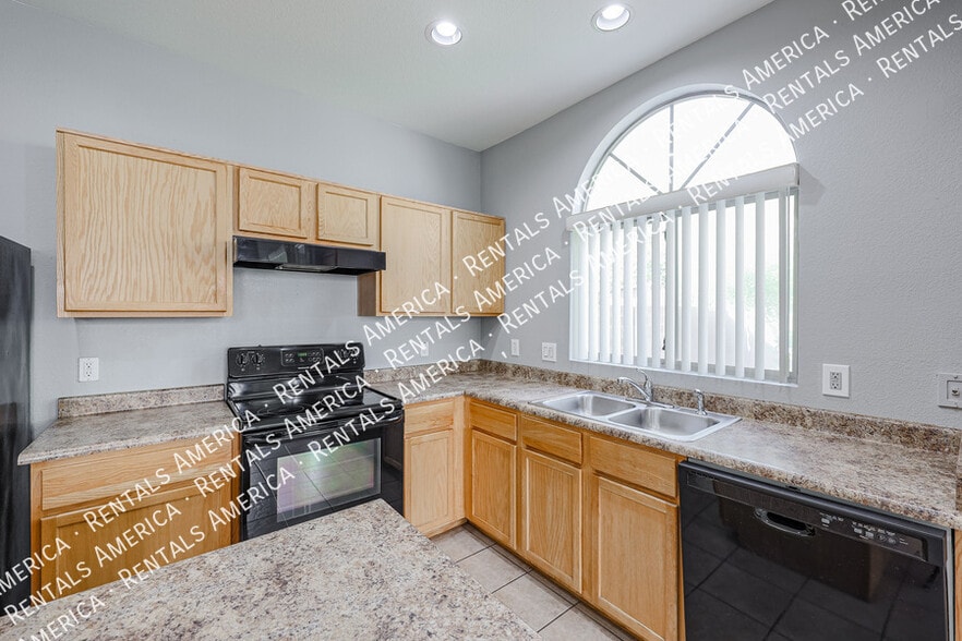 Building Photo - 3672 E Sundance Ave