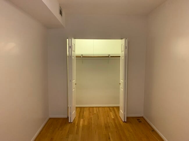 Building Photo - 3834 N Hermitage Ave