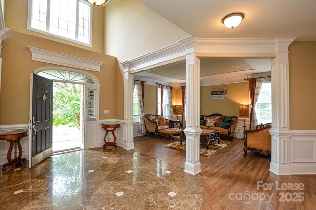 Building Photo - 5004 Woodview Ln