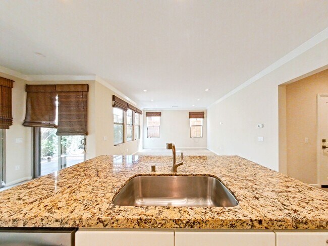 Building Photo - Desirable 3 bedroom Townhouse in the heart...