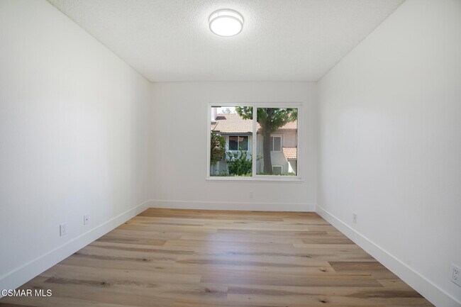 Building Photo - 974 Quarterhorse Ln