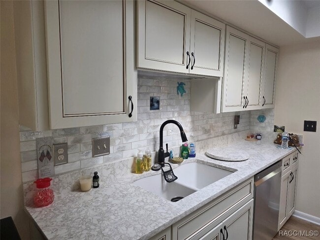 Building Photo - 25 Holly Ct