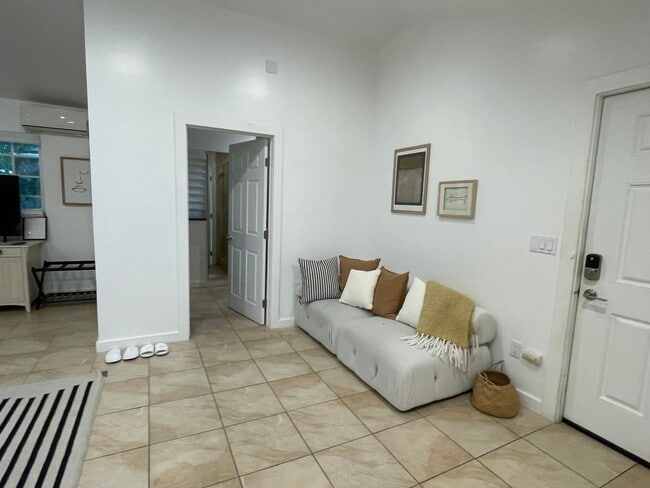 Building Photo - PRIVATE , FURNISHED Beverly Hills Studio Back House ! All utilities included