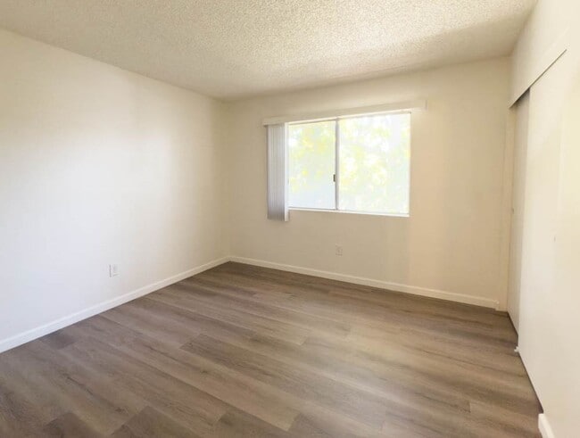 Building Photo - 2 BEDROOM 2 BATH CONDO IN GATED COMMUNITY ...