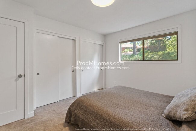 Building Photo - Mid-Century Modern Three Bedroom in Happy Valley!