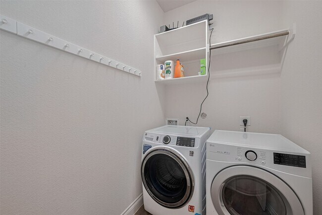 Building Photo - 6906 Montclair Colony Trl