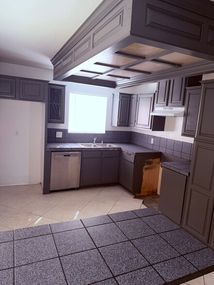 Building Photo - 5925 Marka Dr