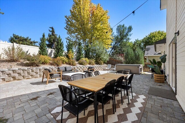 Building Photo - Beautiful 3 bed 2.5 bath home