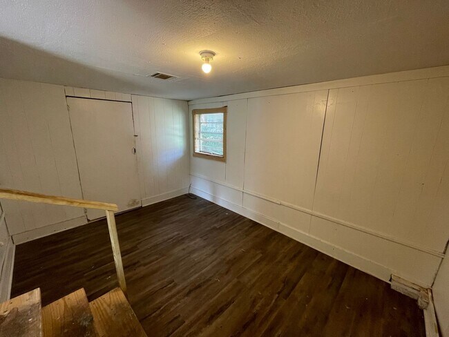 Building Photo - Spacious 3 Bedroom Home with Central AC