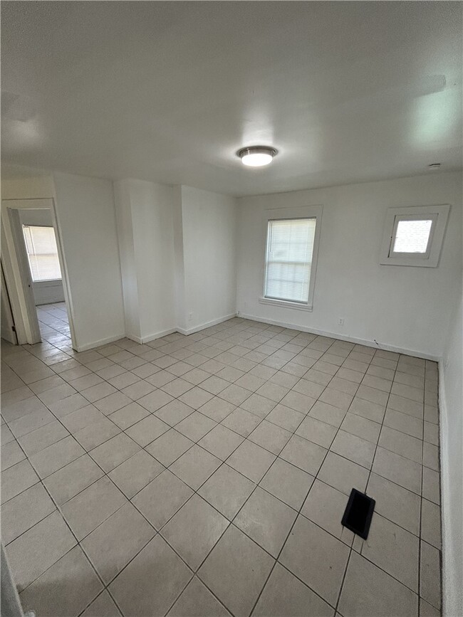 Building Photo - 301 Weaver St