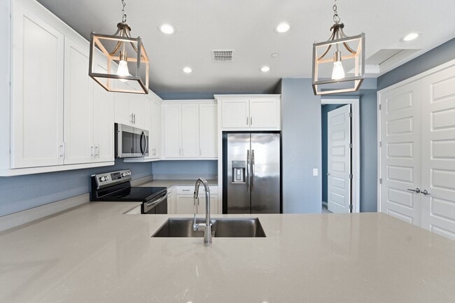 Building Photo - ** Like new Luxurious Modern townhome with 2 Master Suits in Warner Meadows**