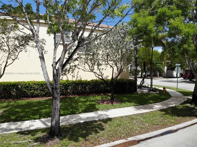 Building Photo - 15562 SW 50th Ct