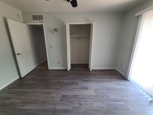 Building Photo - Charming Duplex Unit Available - Don't Miss Out!