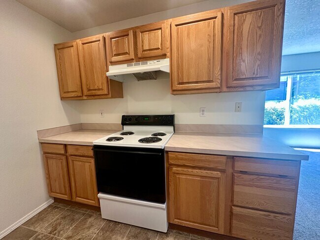 Building Photo - Large Three Bedroom Duplex in Keizer