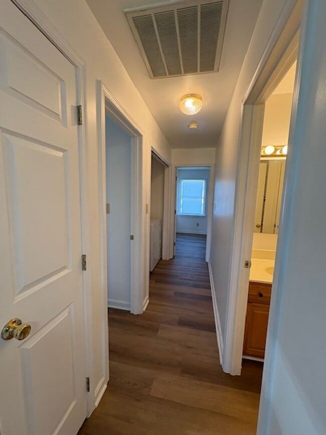 Building Photo - Single Level Half Duplex w/ Garage