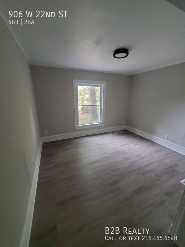 Building Photo - 906 W 22nd St